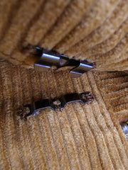 製品画像:アメリカンレトロスタイルのコーデュロイシングルプリーツロングパンツの正面図。クラシックで快適なデザインが特徴。
詳細画像:果実ボタンのユニークなディテールと、コーデュロイ素材の柔らかなテクスチャーを強調したクローズアップ画像。