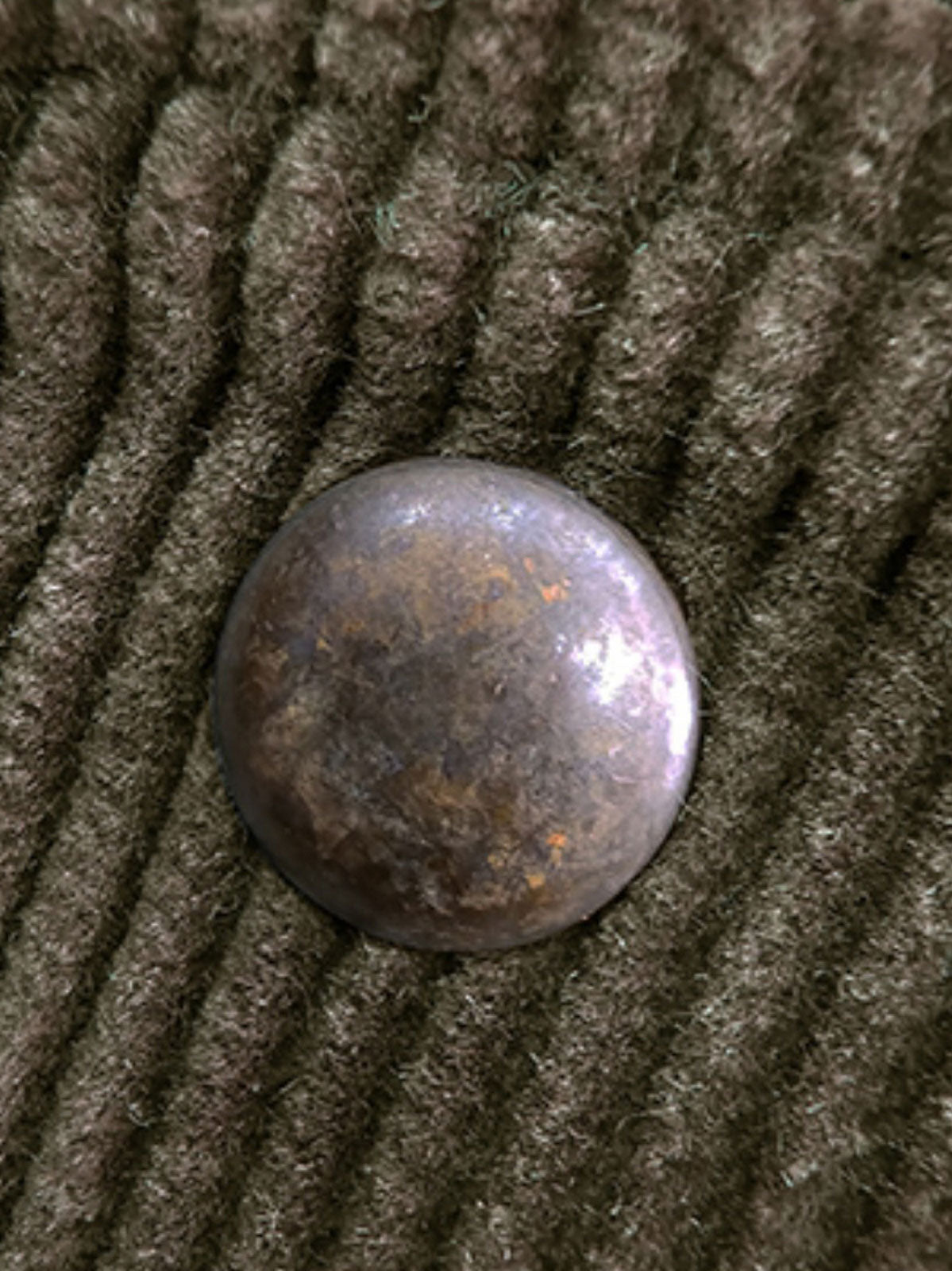 製品画像: コーデュロイハンティング多ポケットパンツ全体写真。高密度コーデュロイ素材とクラシックなハンティングデザインが特徴的なパンツ。
詳細画像: 厚手コーデュロイ素材の立体感とアンティーク加工の四合ボタン、ナッツボタンのディテールを強調した写真。