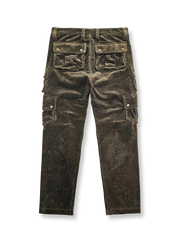 製品画像: コーデュロイハンティング多ポケットパンツ全体写真。高密度コーデュロイ素材とクラシックなハンティングデザインが特徴的なパンツ。
詳細画像: 厚手コーデュロイ素材の立体感とアンティーク加工の四合ボタン、ナッツボタンのディテールを強調した写真。