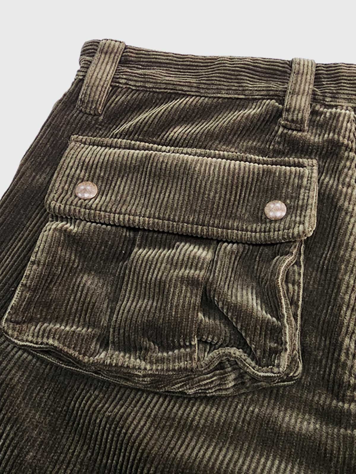 製品画像: コーデュロイハンティング多ポケットパンツ全体写真。高密度コーデュロイ素材とクラシックなハンティングデザインが特徴的なパンツ。
詳細画像: 厚手コーデュロイ素材の立体感とアンティーク加工の四合ボタン、ナッツボタンのディテールを強調した写真。