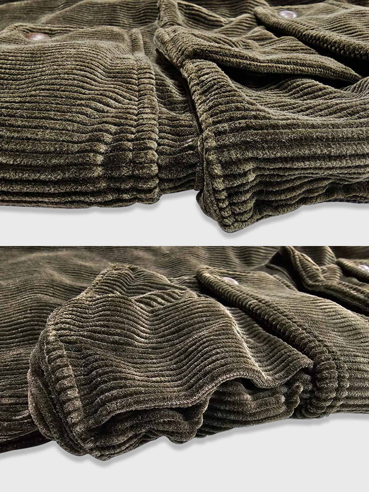 製品画像: コーデュロイハンティング多ポケットパンツ全体写真。高密度コーデュロイ素材とクラシックなハンティングデザインが特徴的なパンツ。
詳細画像: 厚手コーデュロイ素材の立体感とアンティーク加工の四合ボタン、ナッツボタンのディテールを強調した写真。