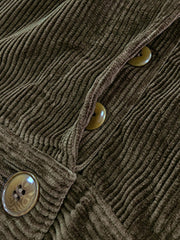 製品画像: コーデュロイハンティング多ポケットパンツ全体写真。高密度コーデュロイ素材とクラシックなハンティングデザインが特徴的なパンツ。
詳細画像: 厚手コーデュロイ素材の立体感とアンティーク加工の四合ボタン、ナッツボタンのディテールを強調した写真。