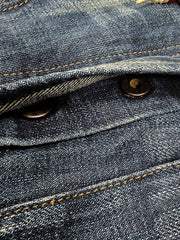 製品画像:アメカジ風の抜染加工ストレートデニムパンツの正面展示。100%コットン素材で、ウォッシュ加工と自然なヒゲデザインが特徴のヴィンテージスタイルのデニムパンツ。
詳細画像:抜染加工による色落ちと、クラシックなアメカジ風のヒゲデザインのディテールをクローズアップ。日系デニムの高い耐久性と美しい経年変化を表現。