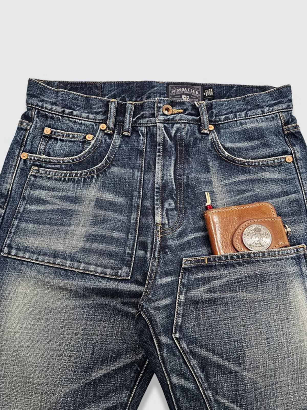 製品画像:アメカジ風の抜染加工ストレートデニムパンツの正面展示。100%コットン素材で、ウォッシュ加工と自然なヒゲデザインが特徴のヴィンテージスタイルのデニムパンツ。
詳細画像:抜染加工による色落ちと、クラシックなアメカジ風のヒゲデザインのディテールをクローズアップ。日系デニムの高い耐久性と美しい経年変化を表現。