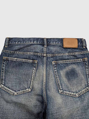 製品画像:アメカジ風の抜染加工ストレートデニムパンツの正面展示。100%コットン素材で、ウォッシュ加工と自然なヒゲデザインが特徴のヴィンテージスタイルのデニムパンツ。
詳細画像:抜染加工による色落ちと、クラシックなアメカジ風のヒゲデザインのディテールをクローズアップ。日系デニムの高い耐久性と美しい経年変化を表現。