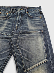 製品画像:アメカジ風の抜染加工ストレートデニムパンツの正面展示。100%コットン素材で、ウォッシュ加工と自然なヒゲデザインが特徴のヴィンテージスタイルのデニムパンツ。
詳細画像:抜染加工による色落ちと、クラシックなアメカジ風のヒゲデザインのディテールをクローズアップ。日系デニムの高い耐久性と美しい経年変化を表現。