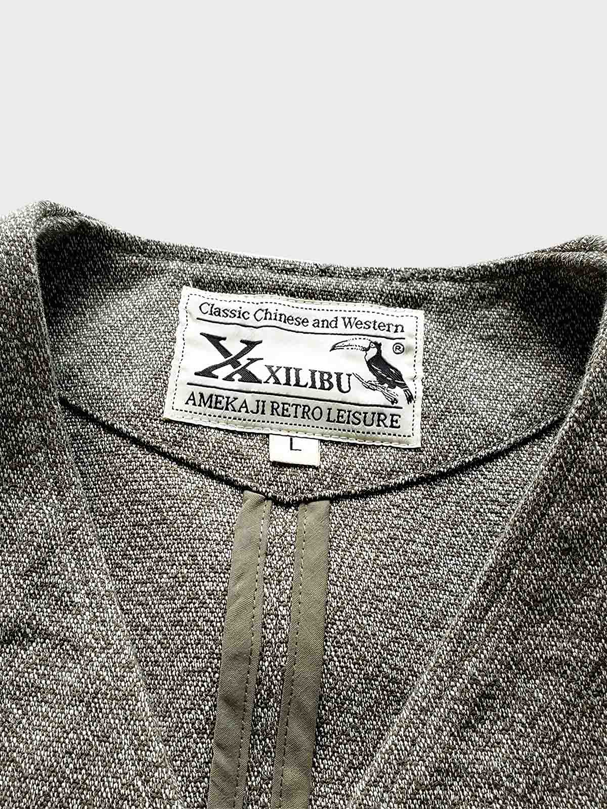 ディテールクローズアップ:ペッパーソルトベストの織りテクスチャと多機能ポケット、滑らかな内側仕様