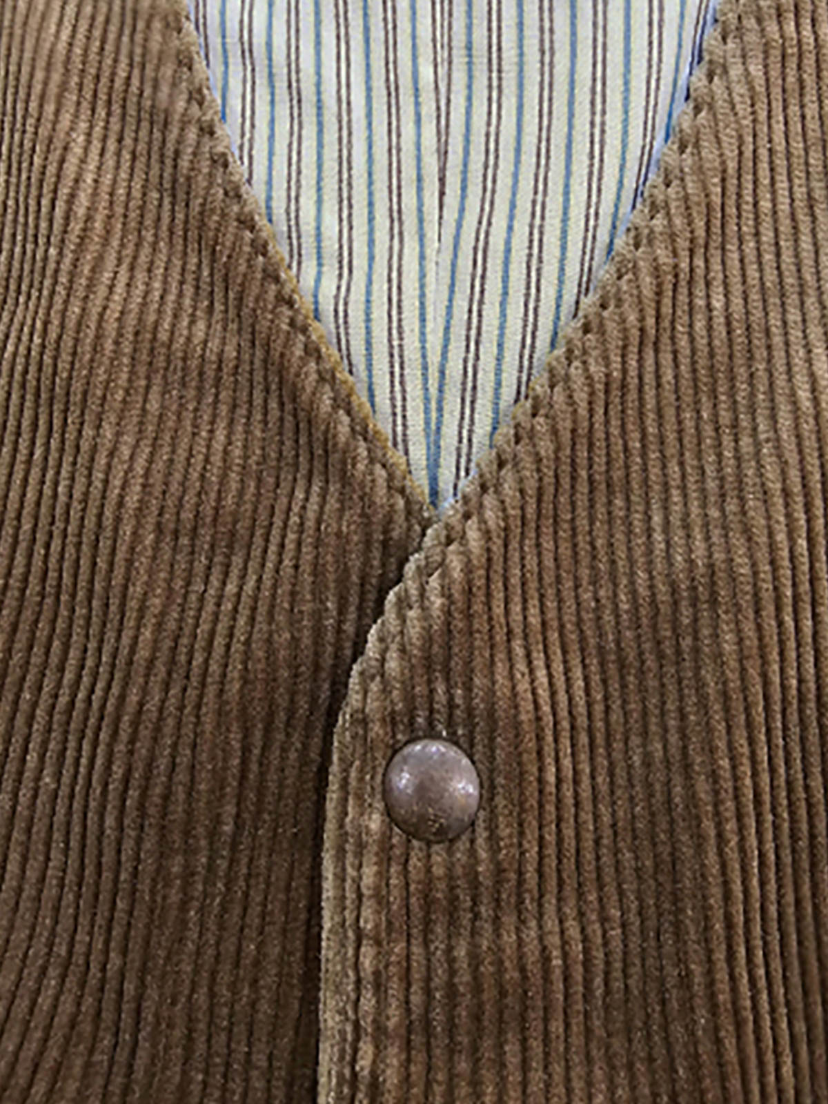 製品画像: コーデュロイワークベスト全体写真。100%コットン素材と多ポケットデザインが際立つアメカジスタイルのヴィンテージ風ベスト。
詳細画像: コーデュロイ素材の繊細な質感、多ポケットディテール、果実モチーフボタンのクラシックなアクセントを強調した写真。