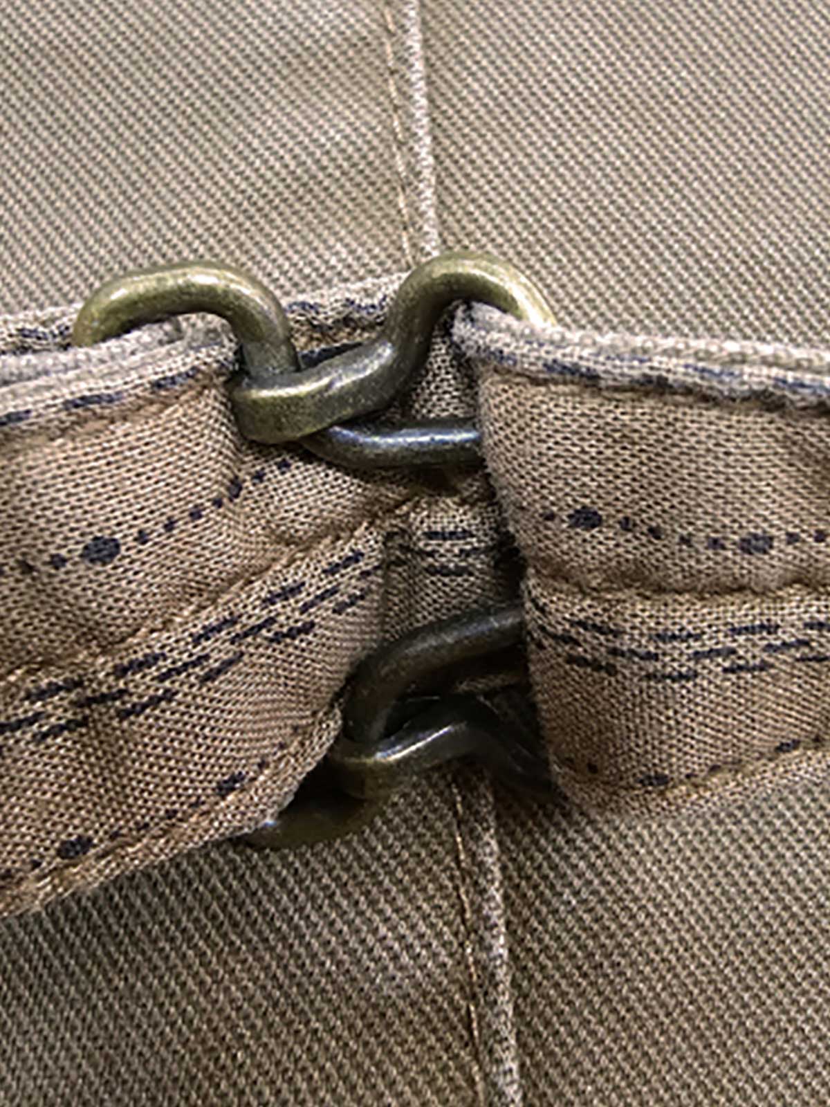 製品画像: コーデュロイワークベスト全体写真。100%コットン素材と多ポケットデザインが際立つアメカジスタイルのヴィンテージ風ベスト。
詳細画像: コーデュロイ素材の繊細な質感、多ポケットディテール、果実モチーフボタンのクラシックなアクセントを強調した写真。