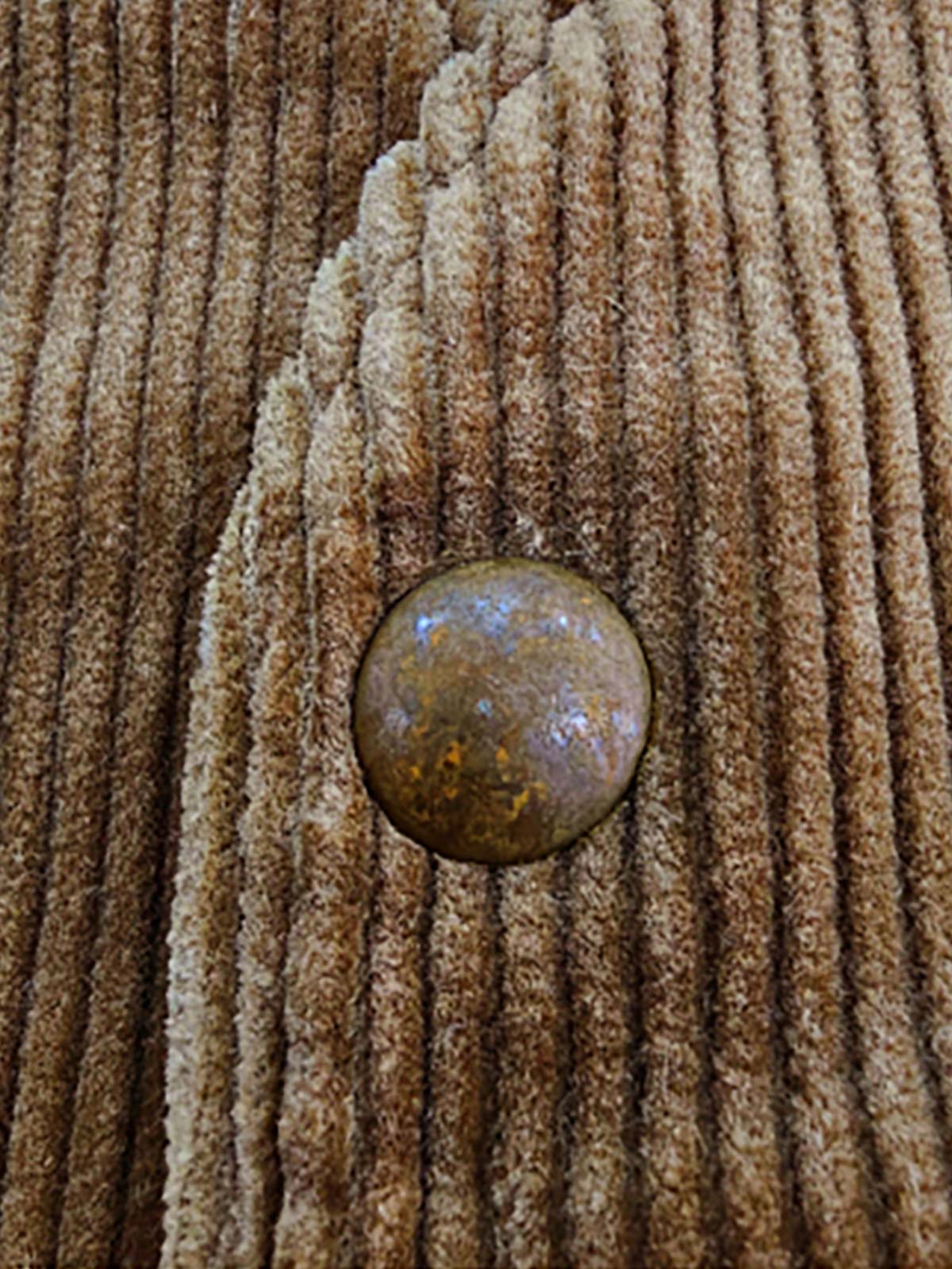 製品画像: コーデュロイワークベスト全体写真。100%コットン素材と多ポケットデザインが際立つアメカジスタイルのヴィンテージ風ベスト。
詳細画像: コーデュロイ素材の繊細な質感、多ポケットディテール、果実モチーフボタンのクラシックなアクセントを強調した写真。