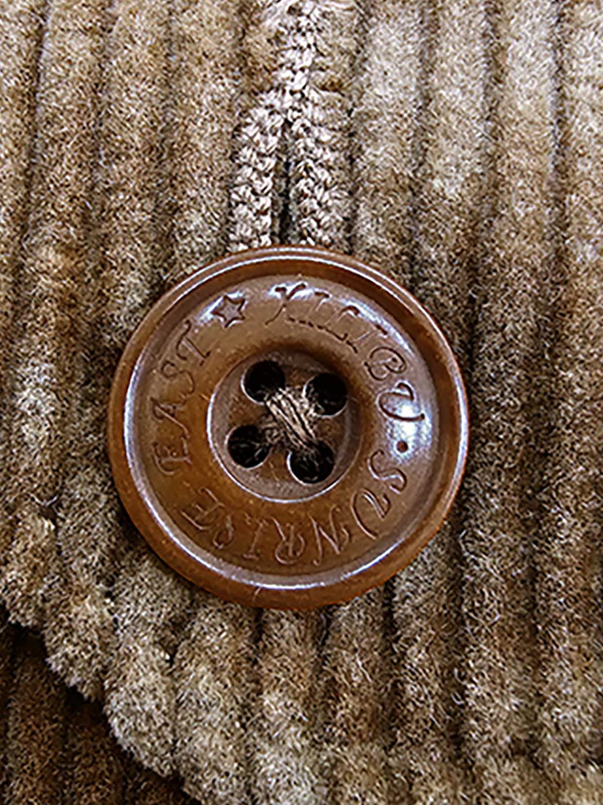 製品画像: コーデュロイワークベスト全体写真。100%コットン素材と多ポケットデザインが際立つアメカジスタイルのヴィンテージ風ベスト。
詳細画像: コーデュロイ素材の繊細な質感、多ポケットディテール、果実モチーフボタンのクラシックなアクセントを強調した写真。