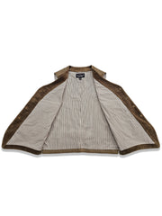 製品画像: コーデュロイワークベスト全体写真。100%コットン素材と多ポケットデザインが際立つアメカジスタイルのヴィンテージ風ベスト。
詳細画像: コーデュロイ素材の繊細な質感、多ポケットディテール、果実モチーフボタンのクラシックなアクセントを強調した写真。