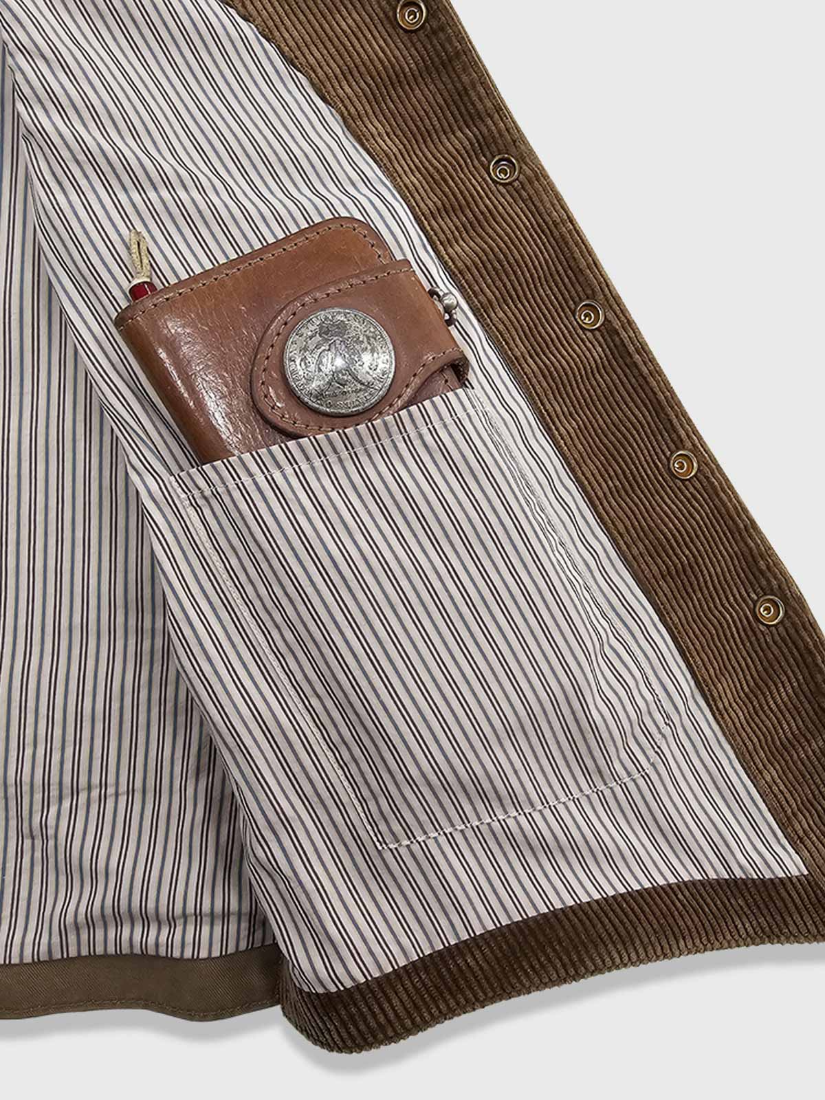 製品画像: コーデュロイワークベスト全体写真。100%コットン素材と多ポケットデザインが際立つアメカジスタイルのヴィンテージ風ベスト。
詳細画像: コーデュロイ素材の繊細な質感、多ポケットディテール、果実モチーフボタンのクラシックなアクセントを強調した写真。