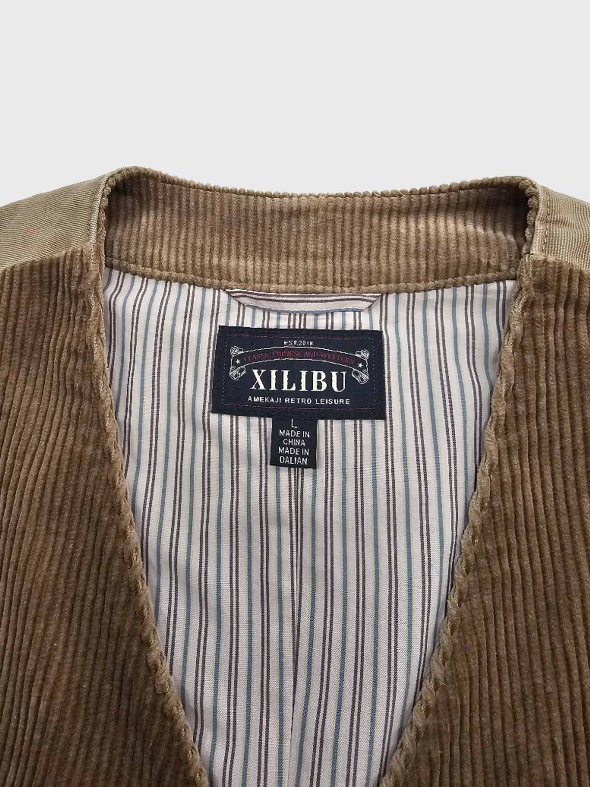 製品画像: コーデュロイワークベスト全体写真。100%コットン素材と多ポケットデザインが際立つアメカジスタイルのヴィンテージ風ベスト。
詳細画像: コーデュロイ素材の繊細な質感、多ポケットディテール、果実モチーフボタンのクラシックなアクセントを強調した写真。