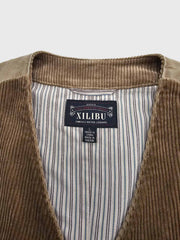 製品画像: コーデュロイワークベスト全体写真。100%コットン素材と多ポケットデザインが際立つアメカジスタイルのヴィンテージ風ベスト。
詳細画像: コーデュロイ素材の繊細な質感、多ポケットディテール、果実モチーフボタンのクラシックなアクセントを強調した写真。