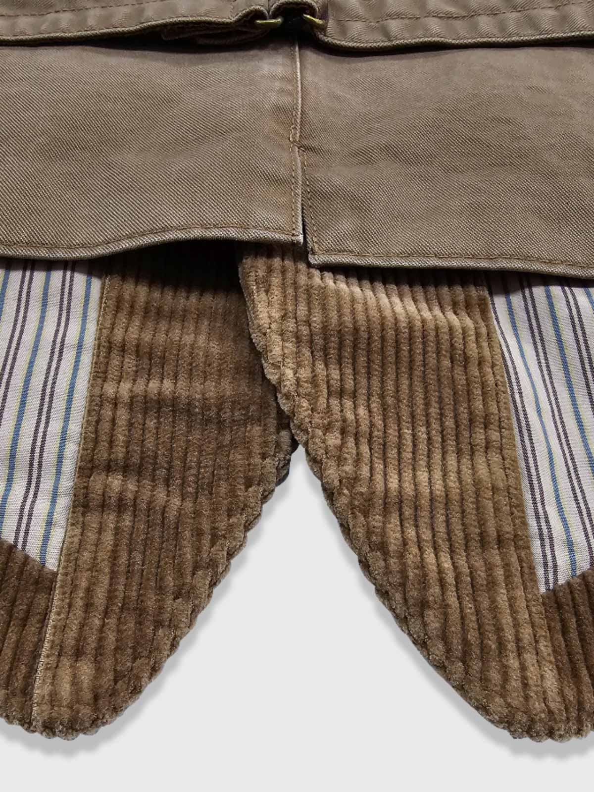 製品画像: コーデュロイワークベスト全体写真。100%コットン素材と多ポケットデザインが際立つアメカジスタイルのヴィンテージ風ベスト。
詳細画像: コーデュロイ素材の繊細な質感、多ポケットディテール、果実モチーフボタンのクラシックなアクセントを強調した写真。