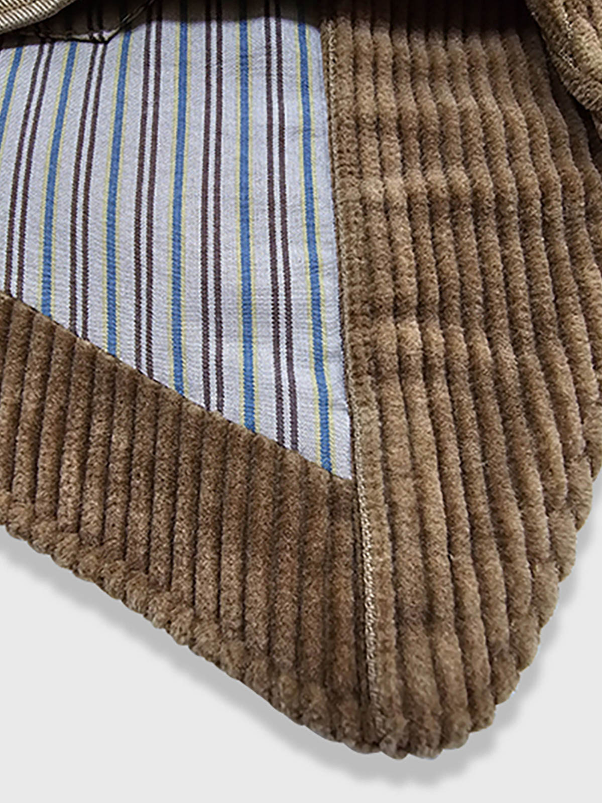 製品画像: コーデュロイワークベスト全体写真。100%コットン素材と多ポケットデザインが際立つアメカジスタイルのヴィンテージ風ベスト。
詳細画像: コーデュロイ素材の繊細な質感、多ポケットディテール、果実モチーフボタンのクラシックなアクセントを強調した写真。