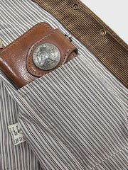 製品画像: コーデュロイワークベスト全体写真。100%コットン素材と多ポケットデザインが際立つアメカジスタイルのヴィンテージ風ベスト。
詳細画像: コーデュロイ素材の繊細な質感、多ポケットディテール、果実モチーフボタンのクラシックなアクセントを強調した写真。