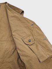 製品画像
多ポケット コーデュロイ ハンティング ベストの正面全体画像。クラシックなアメカジスタイルと100%コットン素材による耐久性が特徴の一着。
詳細画像
バーナー仕上げの天然牛角ボタン、多機能ポケット、アンティーク加工の金属スナップボタンのディテールをクローズアップした画像。上質感と実用性を強調した仕上がり。