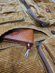 製品画像
多ポケット コーデュロイ ハンティング ベストの正面全体画像。クラシックなアメカジスタイルと100%コットン素材による耐久性が特徴の一着。
詳細画像
バーナー仕上げの天然牛角ボタン、多機能ポケット、アンティーク加工の金属スナップボタンのディテールをクローズアップした画像。上質感と実用性を強調した仕上がり。