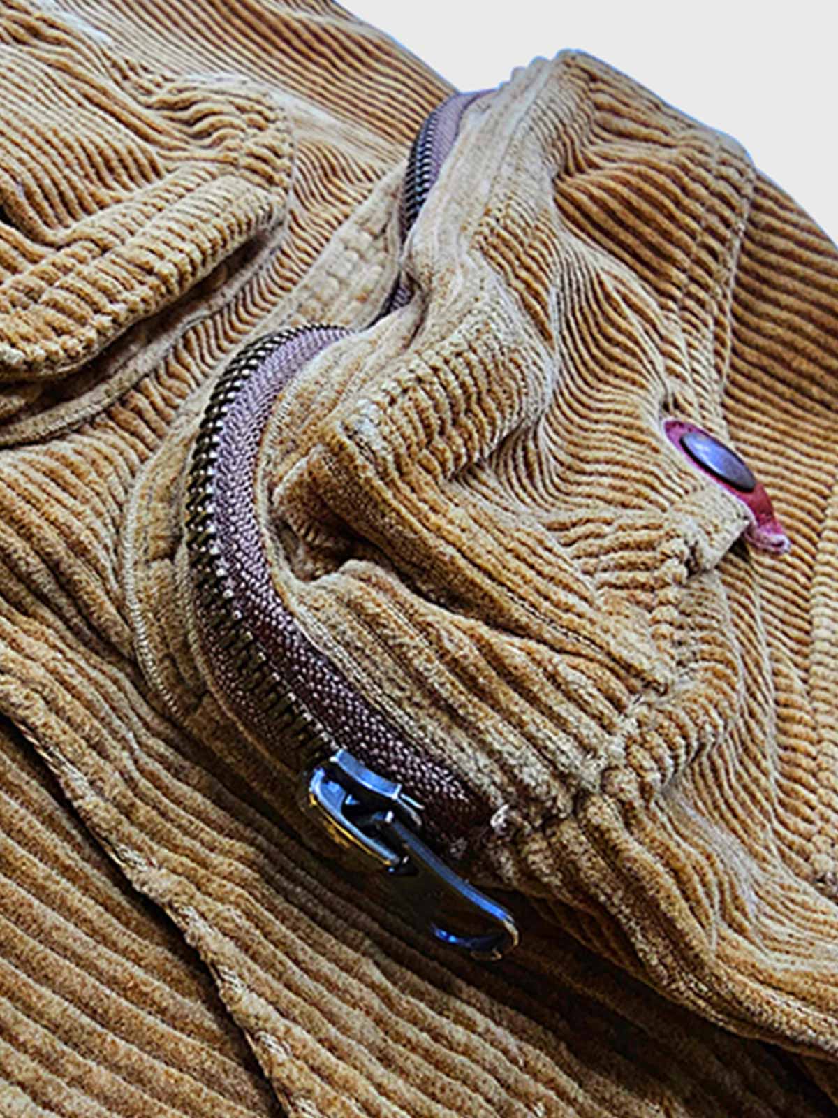 製品画像
多ポケット コーデュロイ ハンティング ベストの正面全体画像。クラシックなアメカジスタイルと100%コットン素材による耐久性が特徴の一着。
詳細画像
バーナー仕上げの天然牛角ボタン、多機能ポケット、アンティーク加工の金属スナップボタンのディテールをクローズアップした画像。上質感と実用性を強調した仕上がり。