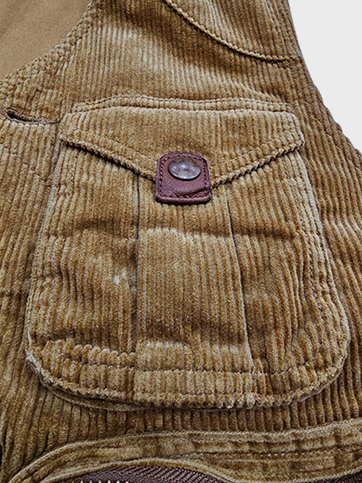 製品画像
多ポケット コーデュロイ ハンティング ベストの正面全体画像。クラシックなアメカジスタイルと100%コットン素材による耐久性が特徴の一着。
詳細画像
バーナー仕上げの天然牛角ボタン、多機能ポケット、アンティーク加工の金属スナップボタンのディテールをクローズアップした画像。上質感と実用性を強調した仕上がり。