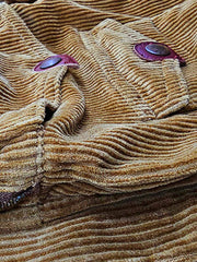 製品画像
多ポケット コーデュロイ ハンティング ベストの正面全体画像。クラシックなアメカジスタイルと100%コットン素材による耐久性が特徴の一着。
詳細画像
バーナー仕上げの天然牛角ボタン、多機能ポケット、アンティーク加工の金属スナップボタンのディテールをクローズアップした画像。上質感と実用性を強調した仕上がり。