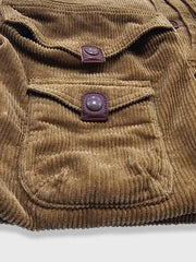 製品画像
多ポケット コーデュロイ ハンティング ベストの正面全体画像。クラシックなアメカジスタイルと100%コットン素材による耐久性が特徴の一着。
詳細画像
バーナー仕上げの天然牛角ボタン、多機能ポケット、アンティーク加工の金属スナップボタンのディテールをクローズアップした画像。上質感と実用性を強調した仕上がり。