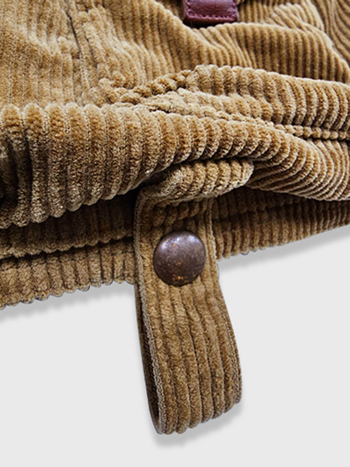 製品画像
多ポケット コーデュロイ ハンティング ベストの正面全体画像。クラシックなアメカジスタイルと100%コットン素材による耐久性が特徴の一着。
詳細画像
バーナー仕上げの天然牛角ボタン、多機能ポケット、アンティーク加工の金属スナップボタンのディテールをクローズアップした画像。上質感と実用性を強調した仕上がり。