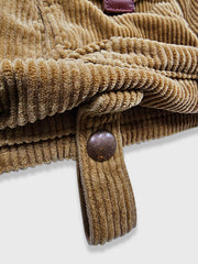 製品画像
多ポケット コーデュロイ ハンティング ベストの正面全体画像。クラシックなアメカジスタイルと100%コットン素材による耐久性が特徴の一着。
詳細画像
バーナー仕上げの天然牛角ボタン、多機能ポケット、アンティーク加工の金属スナップボタンのディテールをクローズアップした画像。上質感と実用性を強調した仕上がり。