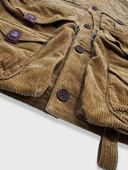 製品画像
多ポケット コーデュロイ ハンティング ベストの正面全体画像。クラシックなアメカジスタイルと100%コットン素材による耐久性が特徴の一着。
詳細画像
バーナー仕上げの天然牛角ボタン、多機能ポケット、アンティーク加工の金属スナップボタンのディテールをクローズアップした画像。上質感と実用性を強調した仕上がり。