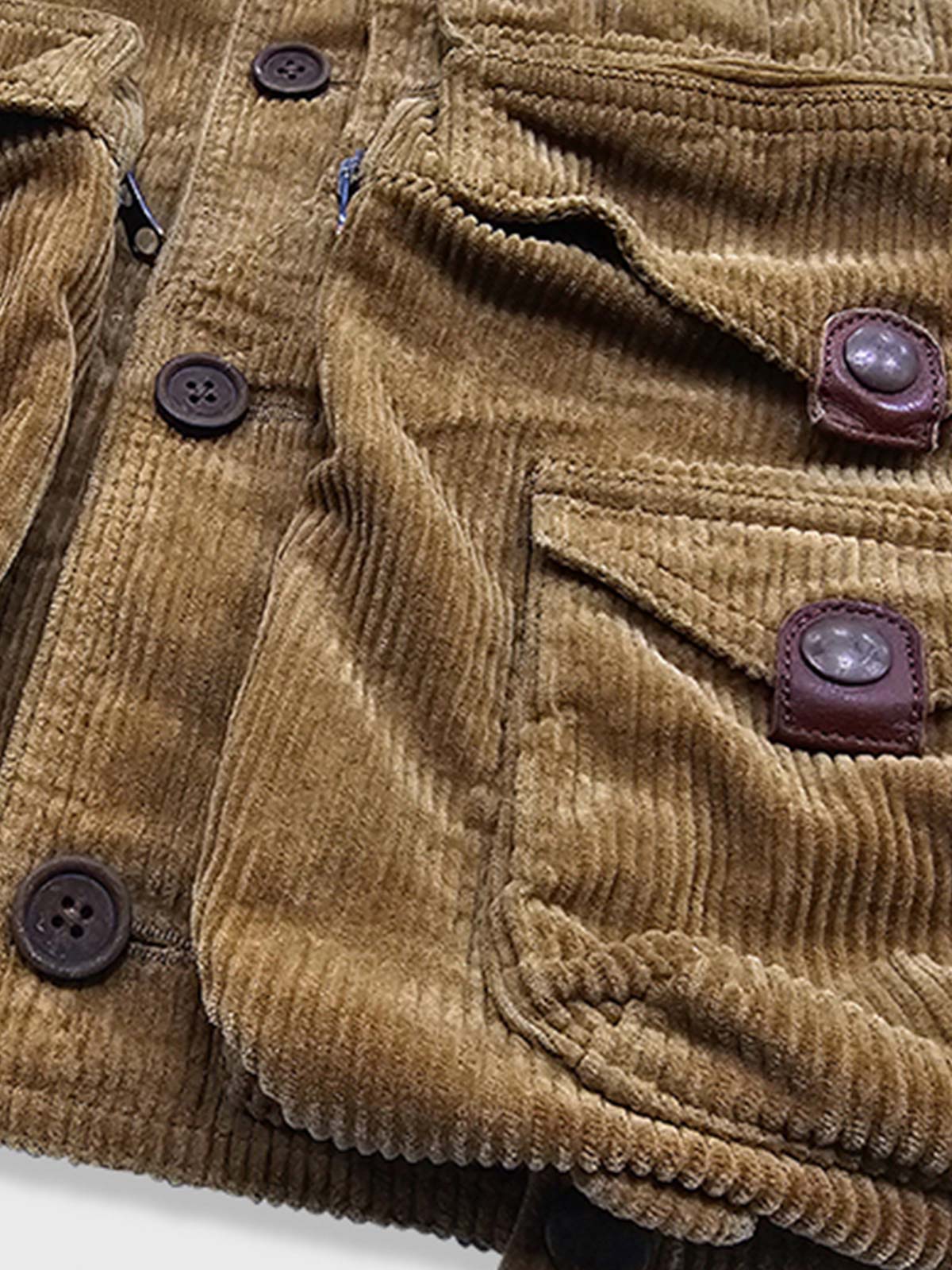 製品画像
多ポケット コーデュロイ ハンティング ベストの正面全体画像。クラシックなアメカジスタイルと100%コットン素材による耐久性が特徴の一着。
詳細画像
バーナー仕上げの天然牛角ボタン、多機能ポケット、アンティーク加工の金属スナップボタンのディテールをクローズアップした画像。上質感と実用性を強調した仕上がり。