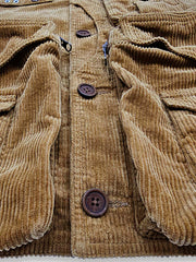 製品画像
多ポケット コーデュロイ ハンティング ベストの正面全体画像。クラシックなアメカジスタイルと100%コットン素材による耐久性が特徴の一着。
詳細画像
バーナー仕上げの天然牛角ボタン、多機能ポケット、アンティーク加工の金属スナップボタンのディテールをクローズアップした画像。上質感と実用性を強調した仕上がり。