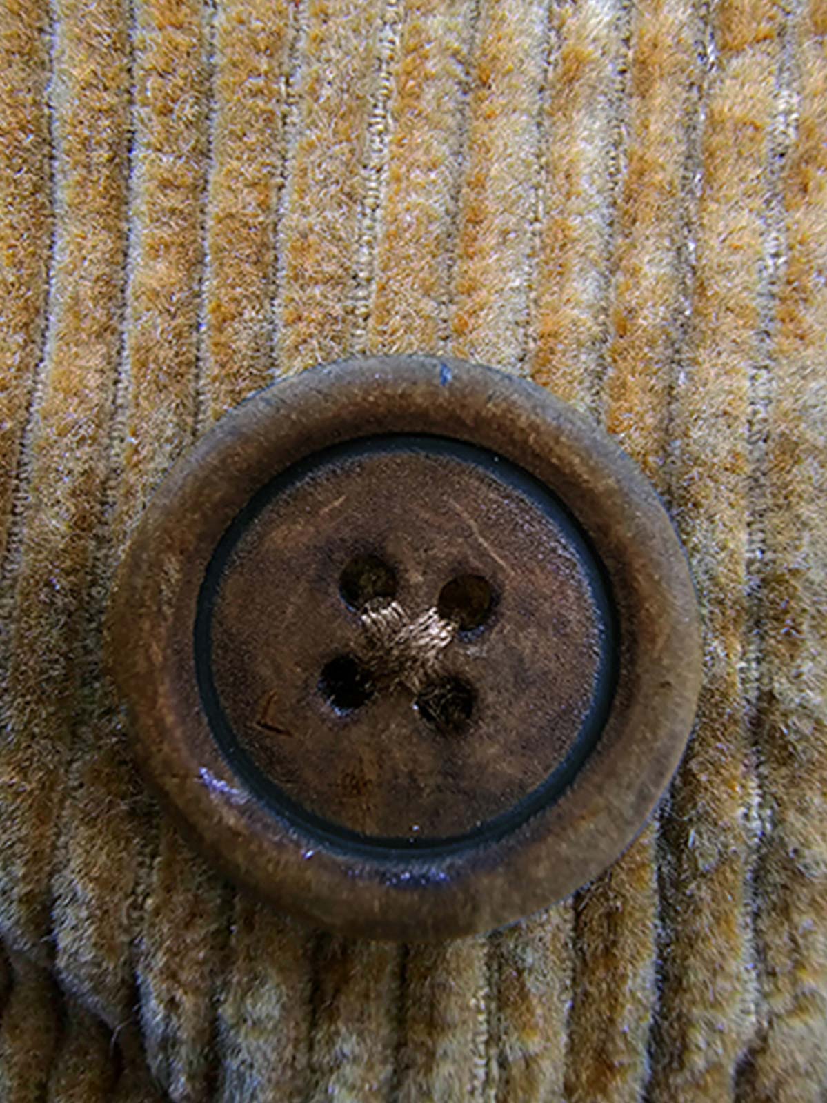 製品画像
多ポケット コーデュロイ ハンティング ベストの正面全体画像。クラシックなアメカジスタイルと100%コットン素材による耐久性が特徴の一着。
詳細画像
バーナー仕上げの天然牛角ボタン、多機能ポケット、アンティーク加工の金属スナップボタンのディテールをクローズアップした画像。上質感と実用性を強調した仕上がり。