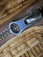 製品画像
多ポケット コーデュロイ ハンティング ベストの正面全体画像。クラシックなアメカジスタイルと100%コットン素材による耐久性が特徴の一着。
詳細画像
バーナー仕上げの天然牛角ボタン、多機能ポケット、アンティーク加工の金属スナップボタンのディテールをクローズアップした画像。上質感と実用性を強調した仕上がり。