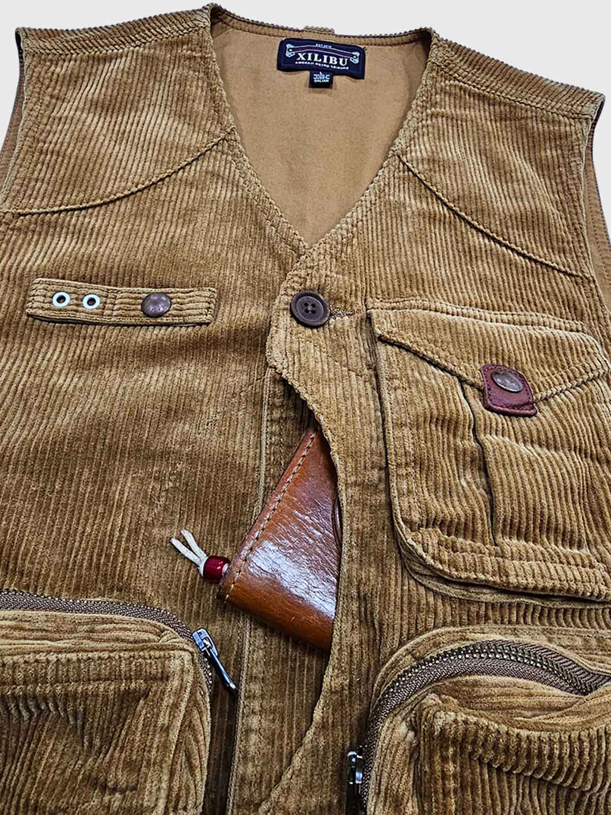 製品画像
多ポケット コーデュロイ ハンティング ベストの正面全体画像。クラシックなアメカジスタイルと100%コットン素材による耐久性が特徴の一着。
詳細画像
バーナー仕上げの天然牛角ボタン、多機能ポケット、アンティーク加工の金属スナップボタンのディテールをクローズアップした画像。上質感と実用性を強調した仕上がり。