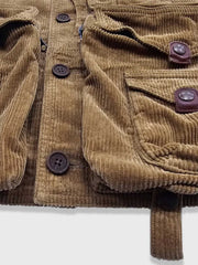 製品画像
多ポケット コーデュロイ ハンティング ベストの正面全体画像。クラシックなアメカジスタイルと100%コットン素材による耐久性が特徴の一着。
詳細画像
バーナー仕上げの天然牛角ボタン、多機能ポケット、アンティーク加工の金属スナップボタンのディテールをクローズアップした画像。上質感と実用性を強調した仕上がり。