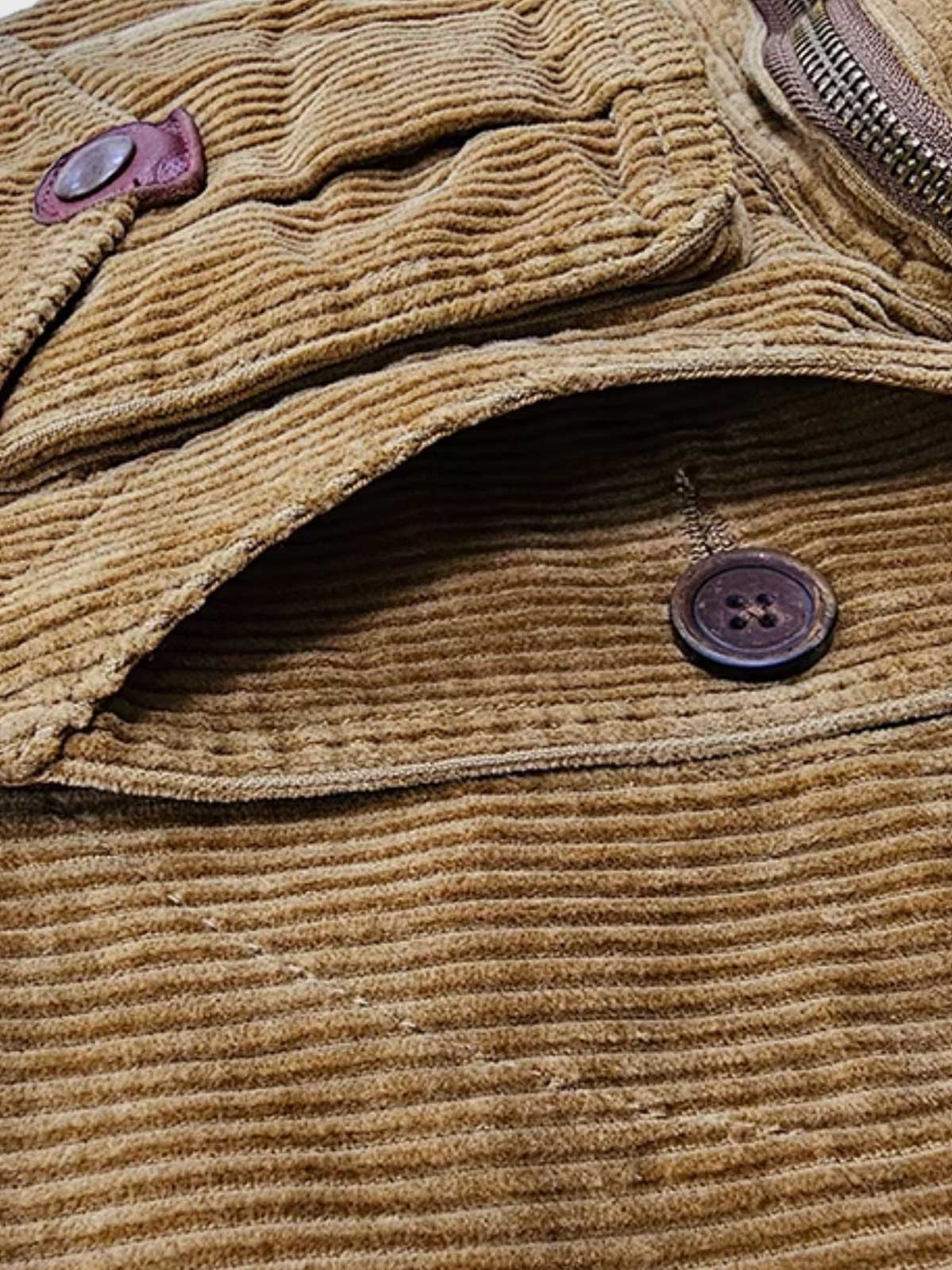 製品画像
多ポケット コーデュロイ ハンティング ベストの正面全体画像。クラシックなアメカジスタイルと100%コットン素材による耐久性が特徴の一着。
詳細画像
バーナー仕上げの天然牛角ボタン、多機能ポケット、アンティーク加工の金属スナップボタンのディテールをクローズアップした画像。上質感と実用性を強調した仕上がり。