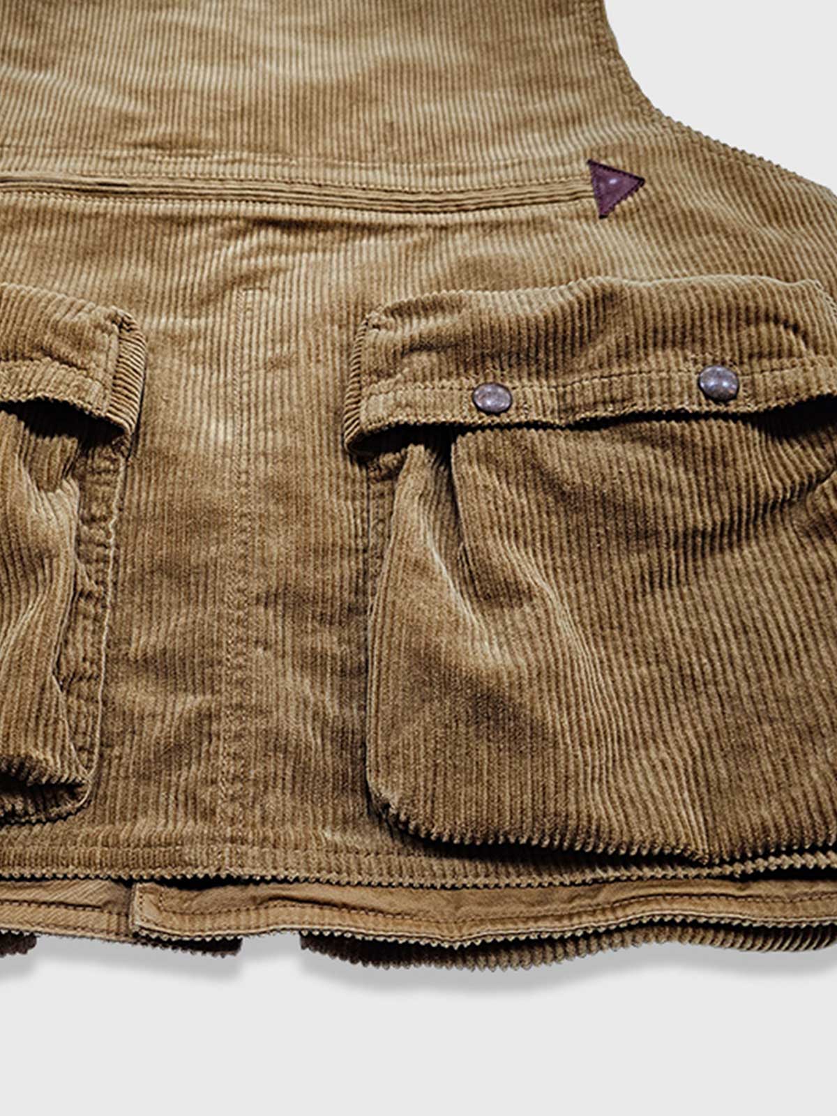 製品画像
多ポケット コーデュロイ ハンティング ベストの正面全体画像。クラシックなアメカジスタイルと100%コットン素材による耐久性が特徴の一着。
詳細画像
バーナー仕上げの天然牛角ボタン、多機能ポケット、アンティーク加工の金属スナップボタンのディテールをクローズアップした画像。上質感と実用性を強調した仕上がり。