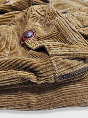 製品画像
多ポケット コーデュロイ ハンティング ベストの正面全体画像。クラシックなアメカジスタイルと100%コットン素材による耐久性が特徴の一着。
詳細画像
バーナー仕上げの天然牛角ボタン、多機能ポケット、アンティーク加工の金属スナップボタンのディテールをクローズアップした画像。上質感と実用性を強調した仕上がり。