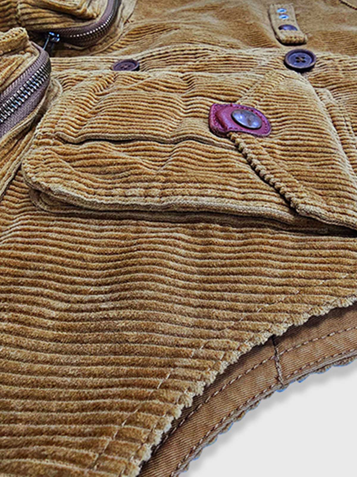 製品画像
多ポケット コーデュロイ ハンティング ベストの正面全体画像。クラシックなアメカジスタイルと100%コットン素材による耐久性が特徴の一着。
詳細画像
バーナー仕上げの天然牛角ボタン、多機能ポケット、アンティーク加工の金属スナップボタンのディテールをクローズアップした画像。上質感と実用性を強調した仕上がり。