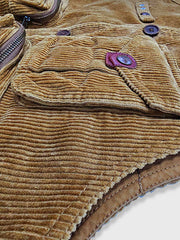 製品画像
多ポケット コーデュロイ ハンティング ベストの正面全体画像。クラシックなアメカジスタイルと100%コットン素材による耐久性が特徴の一着。
詳細画像
バーナー仕上げの天然牛角ボタン、多機能ポケット、アンティーク加工の金属スナップボタンのディテールをクローズアップした画像。上質感と実用性を強調した仕上がり。