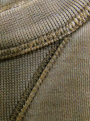 製品画像
硫化染めとウォッシュ加工が施されたアメリカンヴィンテージスタイルのスウェットの正面全体画像。100%コットン素材とクラシックなデザインが特徴。
詳細画像
バーナー仕上げの牛角ボタン、ウォッシュ加工による独特なテクスチャ、リブ仕様の袖口と裾をクローズアップした画像。ヴィンテージ感と高い耐久性を強調したディテール。