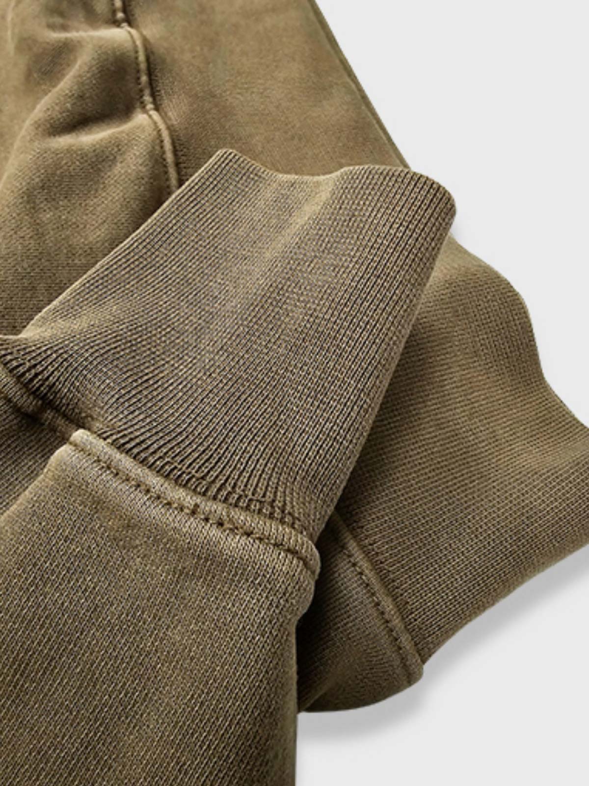 製品画像
硫化染めとウォッシュ加工が施されたアメリカンヴィンテージスタイルのスウェットの正面全体画像。100%コットン素材とクラシックなデザインが特徴。
詳細画像
バーナー仕上げの牛角ボタン、ウォッシュ加工による独特なテクスチャ、リブ仕様の袖口と裾をクローズアップした画像。ヴィンテージ感と高い耐久性を強調したディテール。