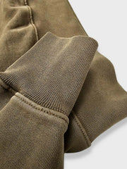 製品画像
硫化染めとウォッシュ加工が施されたアメリカンヴィンテージスタイルのスウェットの正面全体画像。100%コットン素材とクラシックなデザインが特徴。
詳細画像
バーナー仕上げの牛角ボタン、ウォッシュ加工による独特なテクスチャ、リブ仕様の袖口と裾をクローズアップした画像。ヴィンテージ感と高い耐久性を強調したディテール。