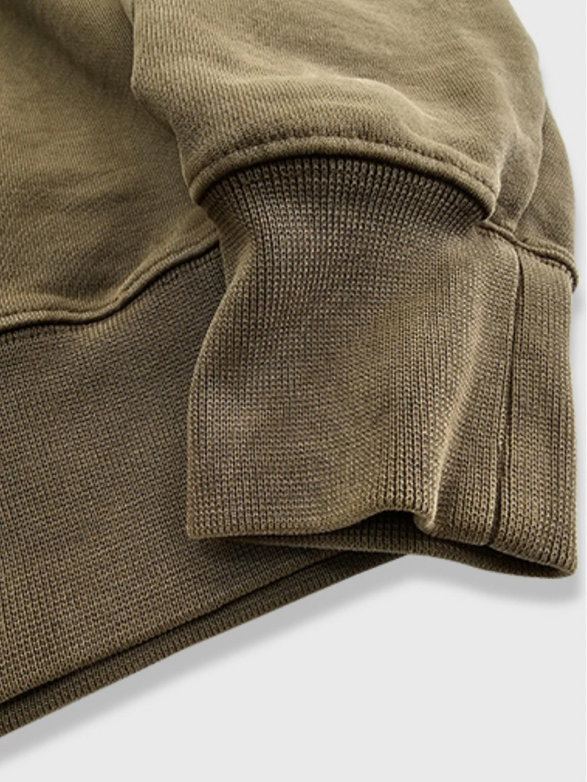 製品画像
硫化染めとウォッシュ加工が施されたアメリカンヴィンテージスタイルのスウェットの正面全体画像。100%コットン素材とクラシックなデザインが特徴。
詳細画像
バーナー仕上げの牛角ボタン、ウォッシュ加工による独特なテクスチャ、リブ仕様の袖口と裾をクローズアップした画像。ヴィンテージ感と高い耐久性を強調したディテール。