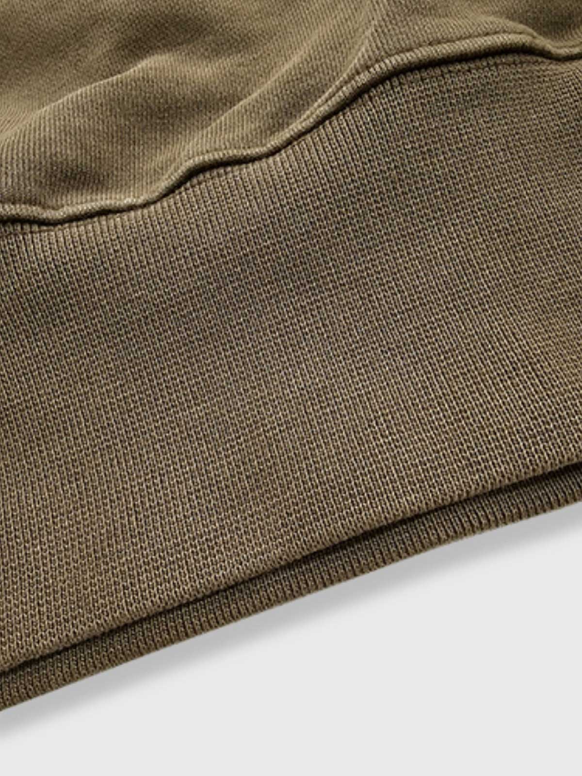 製品画像
硫化染めとウォッシュ加工が施されたアメリカンヴィンテージスタイルのスウェットの正面全体画像。100%コットン素材とクラシックなデザインが特徴。
詳細画像
バーナー仕上げの牛角ボタン、ウォッシュ加工による独特なテクスチャ、リブ仕様の袖口と裾をクローズアップした画像。ヴィンテージ感と高い耐久性を強調したディテール。