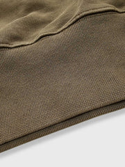 製品画像
硫化染めとウォッシュ加工が施されたアメリカンヴィンテージスタイルのスウェットの正面全体画像。100%コットン素材とクラシックなデザインが特徴。
詳細画像
バーナー仕上げの牛角ボタン、ウォッシュ加工による独特なテクスチャ、リブ仕様の袖口と裾をクローズアップした画像。ヴィンテージ感と高い耐久性を強調したディテール。