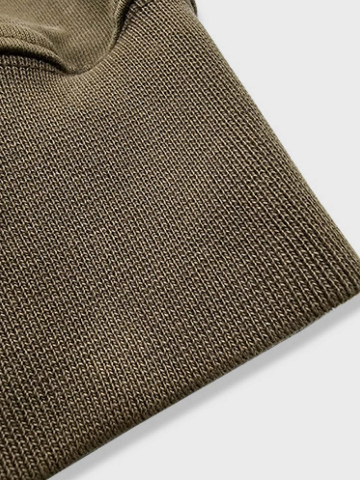 製品画像
硫化染めとウォッシュ加工が施されたアメリカンヴィンテージスタイルのスウェットの正面全体画像。100%コットン素材とクラシックなデザインが特徴。
詳細画像
バーナー仕上げの牛角ボタン、ウォッシュ加工による独特なテクスチャ、リブ仕様の袖口と裾をクローズアップした画像。ヴィンテージ感と高い耐久性を強調したディテール。