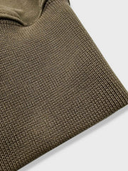 製品画像
硫化染めとウォッシュ加工が施されたアメリカンヴィンテージスタイルのスウェットの正面全体画像。100%コットン素材とクラシックなデザインが特徴。
詳細画像
バーナー仕上げの牛角ボタン、ウォッシュ加工による独特なテクスチャ、リブ仕様の袖口と裾をクローズアップした画像。ヴィンテージ感と高い耐久性を強調したディテール。